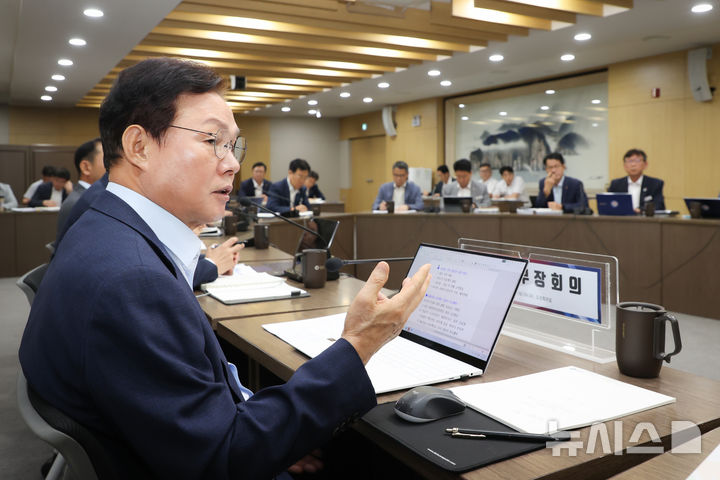 [창원=뉴시스] 박완수 경남도지사가 25일 도청 도정회의실에서 실국본부장회의를 주재하고 있다. (사진=경남도 제공) 2025.08.25. photo@newsis.com