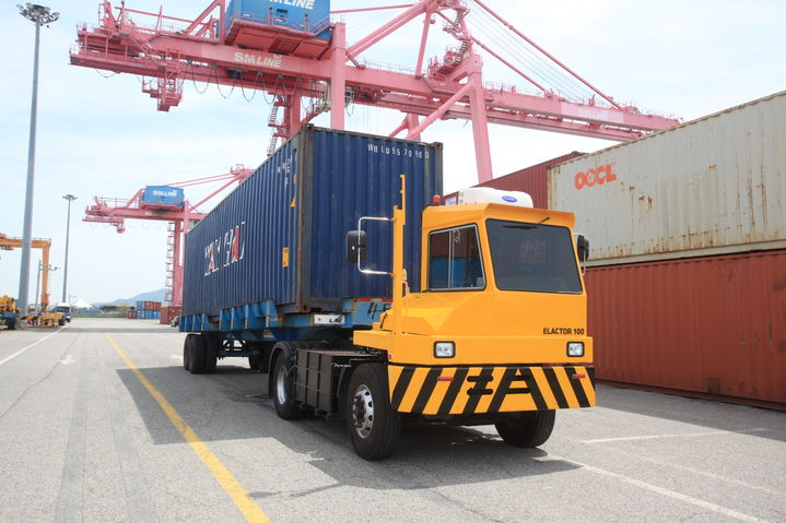 [부산=뉴시스] 부산신항에서 시험 운행 중인 전기 야드 트랙터 (사진=부산항만공사 제공) 2025.08.25. photo@newsis.com *재판매 및 DB 금지
