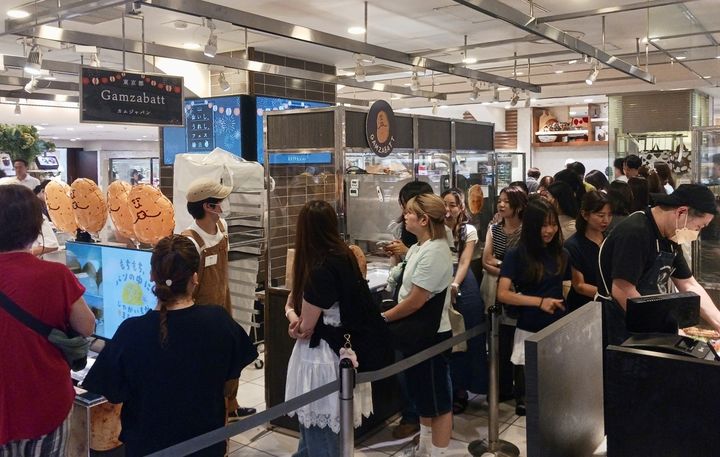 [서울=뉴시스] 코트라가 일본 도쿄 주요 상권에서 한국 브랜드 팝업스토어 운영을 지원하고 있다. 사진은 지난 13일 일본 도쿄 이세탄 백화점에서 열린 농업회사법인 '밭'의 감자빵 팝업스토어 현장의 모습. (사진=코트라 제공) 2025.08.25 photo@newsis.com&nbsp; *재판매 및 DB 금지