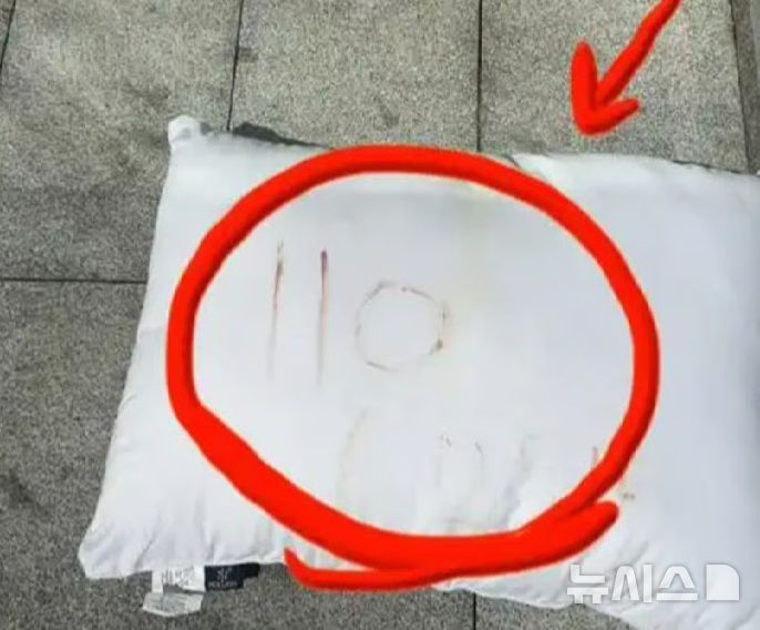 [뉴시스]중국의 한 배달 기사가 음식 배달 중 110이라 쓰인 베개를 발견해 30시간 동안 침실에 갇혔던 여성을 구했다. (사진=SCMP) 2025.8.24 