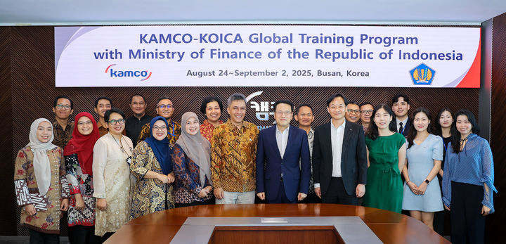 25일 부산국제금융센터(BIFC)에서 개최된 '국유재산의 효율적 관리를 위한 법률·정책 수립 역량강화 연수'에서 이종국 캠코 기업지원부문 총괄이사(사진 첫줄 오른쪽에서 다섯 번째)와 요슈아 위스눙카라 인도네시아 재무부 실장(사진 첫줄 왼쪽에서 여섯 번째) 및 관계자들이 기념사진을 촬영하고 있다. (사진=한국자산관리공사 제공) photo@newsis.com *재판매 및 DB 금지