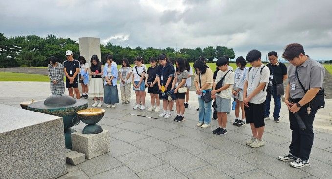 [창원=뉴시스]제주 4·3 평화공원 유해봉안당 묵념. (사진=창원교육지원청 제공) 2025.08.25. photo@newsis.com *재판매 및 DB 금지