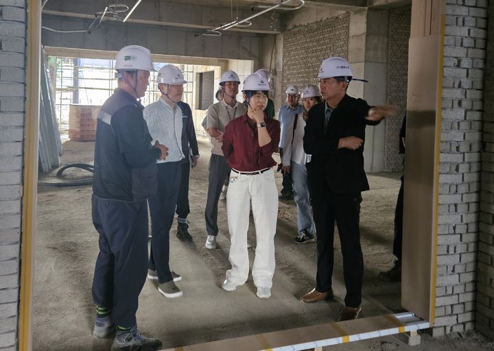 [용인=뉴시스]윤성희 용인교육지원청 행정국장이 신설학교 신축현장을 찾아 공사 관계자로부터 공사 진행 상황을 듣고 있다.(사진=용인교육지원청 제공)2025.08.25.photo@newsis.com *재판매 및 DB 금지