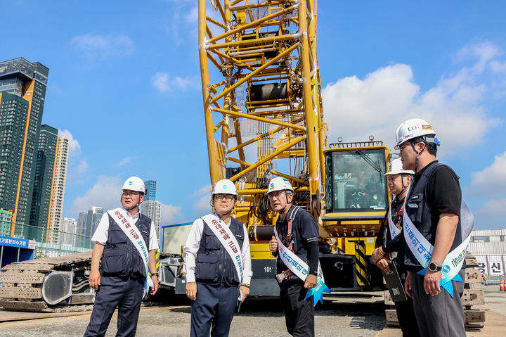 [서울=뉴시스] 윤길호 계룡건설 대표이사(왼쪽 두 번째)가 '안전한 일터 프로젝트' 결의대회와 함께 현장 안전 점검을 진행하고 있다. (사진=계룡건설 제공) 2025.08.25. photo@newsis.com *재판매 및 DB 금지