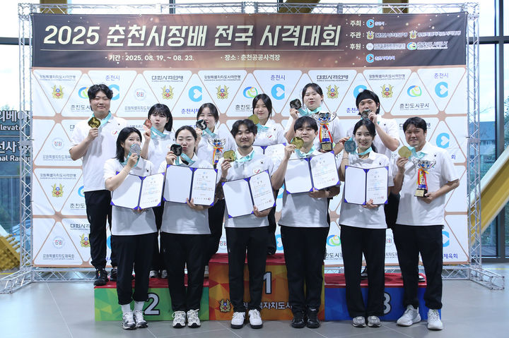 [서산=뉴시스] 강원도 춘천공공사격장에서 열린 춘천시장배 전국사격대회에 출전한 서산시청 사격팀 선수들이 지난 20일 메달 획득을 기념하며 단체 사진을 찍고 있다. (사진=서산시 제공) 2025.08.25. photo@newsis.com *재판매 및 DB 금지