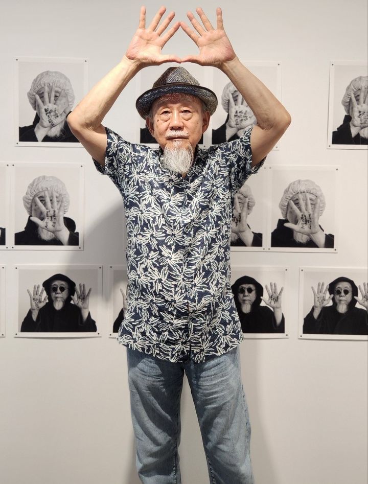 [사진=박현주 미술전문기자] 25일 백아트에서 개인전을 여는 성능경 작가가 '쌩~ 휙!' 전시에 대해 설명하고 있다. *재판매 및 DB 금지