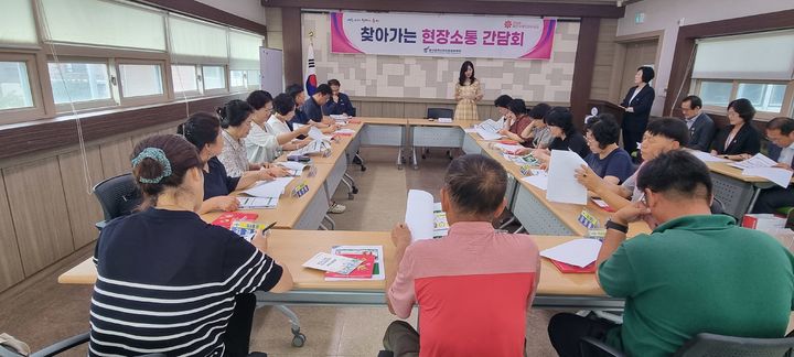 [울산=뉴시스] NH농협은행 울산본부(본부장 백창훈)는 25일 중구 약사동 행정복지센터에서 약사동 통장 및 주민 20여 명을 대상으로 '전자금융사기 피해 예방’ 현장 교육을 했다고 밝혔다. (사진= 울산농협 제공) 2025.08.25.photo@newsis.com *재판매 및 DB 금지