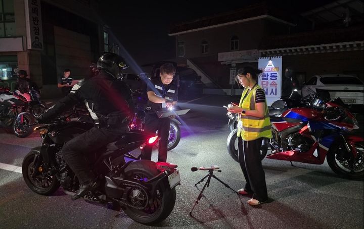 [울산=뉴시스] 울산 울주군은 경찰·한국교통안전공단과 함께 지난 1일과 22일 서생 해안도로 일대에서 이륜차 소음 합동 단속에 나서 0위반행위 6건을 적발했다고 25일 밝혔다. (사진= 울주군 제공) 2025.08.25.photo@newsis.com *재판매 및 DB 금지