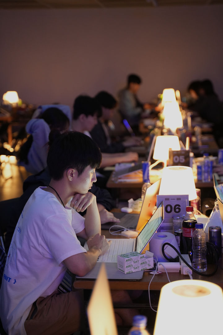 [안동=뉴시스] 지난 22~24일 포항 '동빈문화창고 1969'에서 진행된 '2025 정션아시아 해커톤 대회' 광경. (사진=경북도 제공) 2025.08.25 photo@newsis.com *재판매 및 DB 금지