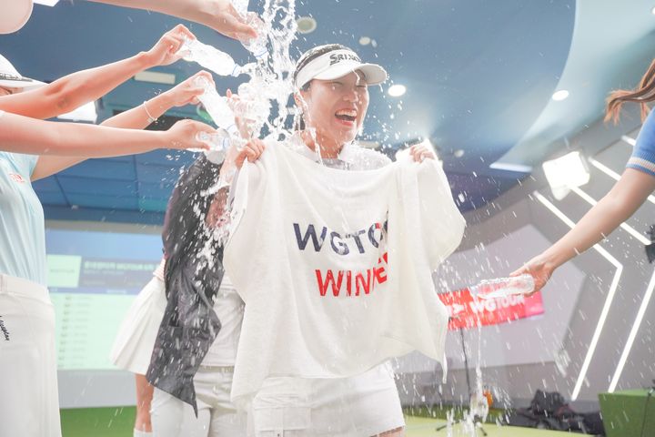 [서울=뉴시스] 지난 24일 2025 롯데렌터카 WGTOUR 6차 대회 결선에서 우승한 심지연이 축하를 받고 있다. (사진=골프존 제공) 2025.08.25. photo@newsis.com *재판매 및 DB 금지