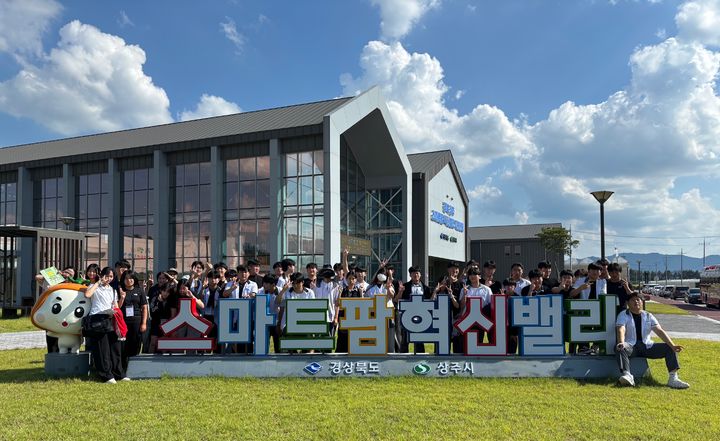 [안동=뉴시스] 25일 상주 스마트팜 혁신밸리를 찾은 학생, 학부모, 교사들. (사진=경북도 제공) 2025.08.25 photo@newsis.com *재판매 및 DB 금지