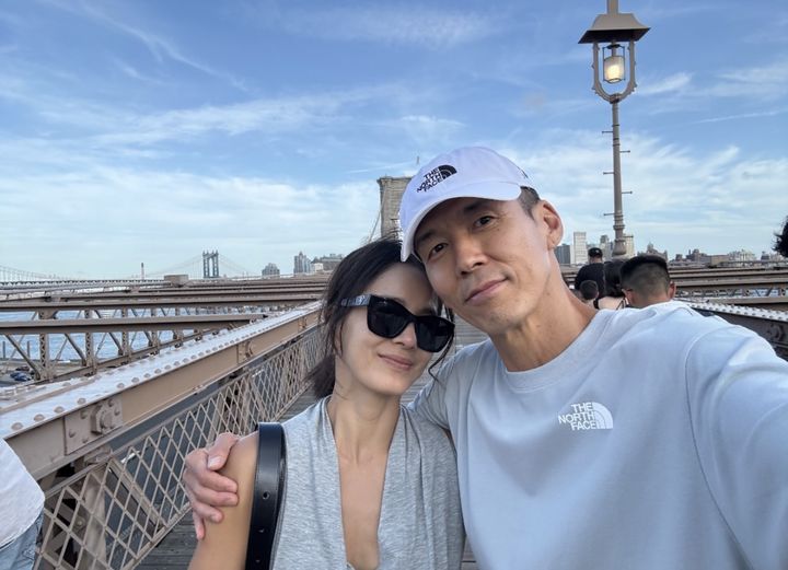 [서울=뉴시스] 배우 정혜영(왼쪽)과 가수 션. (사진=정혜영 인스타그램 캡처) 2025.08.25. photo@newsis.com *재판매 및 DB 금지