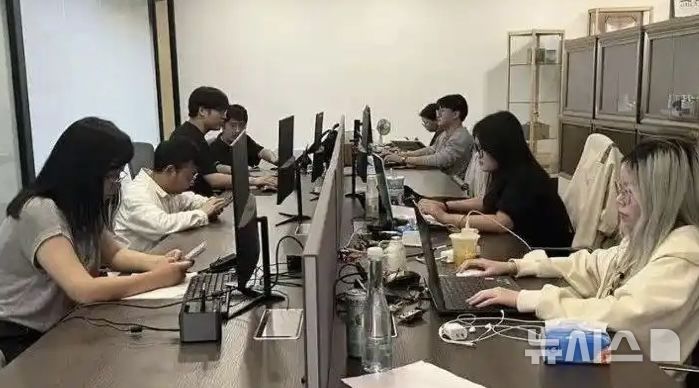 [서울=뉴시스]중국의 한 회사 출근 대행 공간.(사진=상관신문)