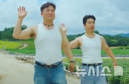 [양주=뉴시스] 양주시가 제작한 유튜브 채널 피식대학의 인기 콘텐츠인 '씨 오브 러브' 뮤직비디오 패러디 영상.(사진=양주시 유튜브 캡처).photo@newsis.com