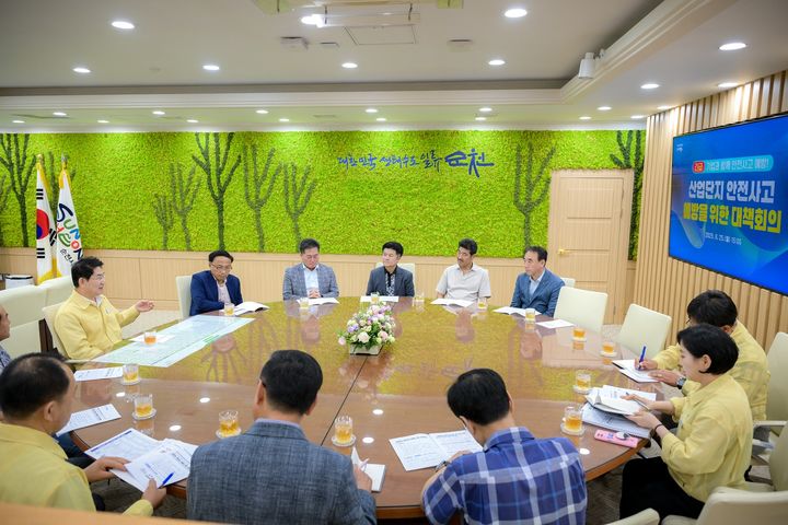 [순천=뉴시스] 25일 전남 순천시청에서 노관규 시장 주재로 산업 재해 긴급 대책 회의가 열리고 있다. (사진=순천시 제공) 2025.08.25. photo@newsis.com *재판매 및 DB 금지