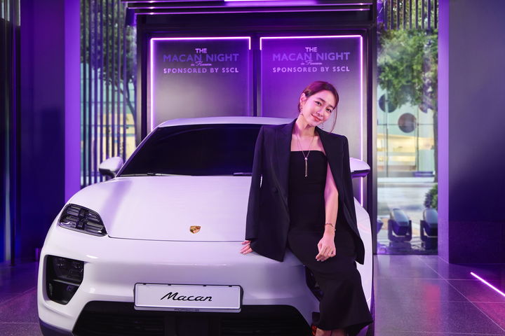 [서울=뉴시스] 포르쉐 공식 딜러 SSCL이 지난 21일 서울 용산구 포르쉐 스튜디오 한남에서 개최한 인플루언서 및 VIP 고객 초청 프라이빗 행사 '더 마칸 나잇 인 한남'에 참가한 배우 이민정이 차량과 함께 사진을 찍고 있다. (사진=SSCL 제공) 2025.08.25 photo@newsis.com *재판매 및 DB 금지