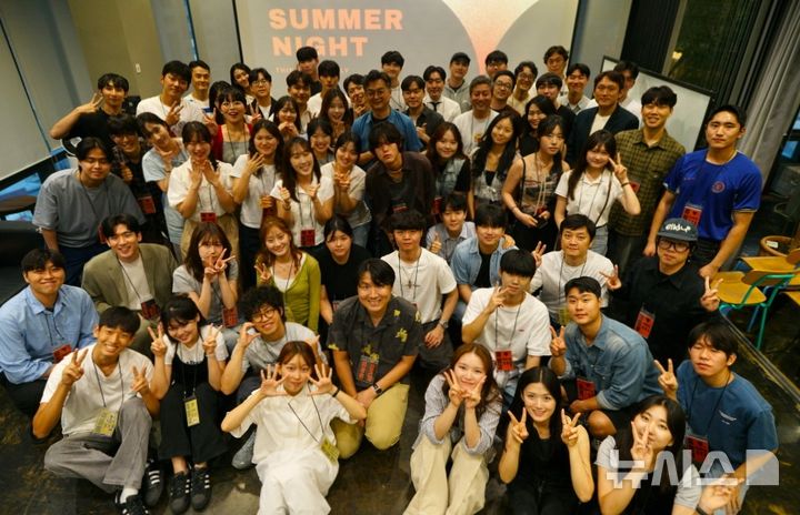[포항=뉴시스] 송종욱 기자 = 경북 포항시-한동법인사업단-올리브스튜디오는 지역에서 시작한 창업 네트워킹을 수도권으로 옮겨 지난 23일 서울 성수동 헤이그라운드에서 열린 '2025 Summer Networking Night'을 성황리에 개최했다. 사진은 네트워킹 나이트 참가자들이 기념 촬영하는 모습. (사진=포항시 제공) 2025.08.25. photo@newsis.com