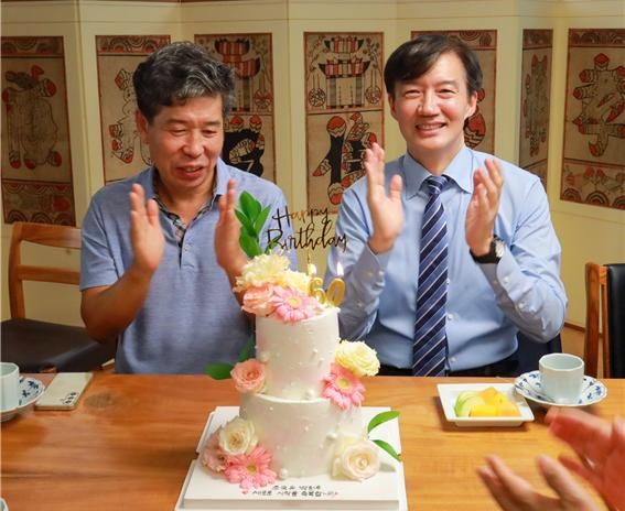 [뉴시스] 올해 광복절 특사로 사면복권된 조국 전 조국혁신당 대표와 백원우 전 청와대 민정비서관이 24일 문재인 전 대통령이 마련한 환갑 축하 케이크를 앞에 두고 환하게 웃는 모습. (사진=황현선 혁신당 사무총장 페이스북) *재판매 및 DB 금지