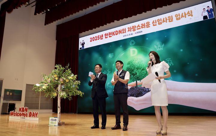 [세종=뉴시스]한전KDN이 신입사원 성장나무 일문일답 시간을 가졌다. 박상형 한전KDN 사장과 최은식 한전KDN노동조합 위원장이다.(사진=한국전KDN 제공) *재판매 및 DB 금지