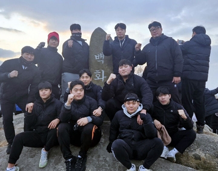 [태안=뉴시스] 최근 충남 태안군청 씨름단이 백화산에 올라 화이팅을 외치고 있다. (사진=태안군 제공) 2025.08.25. photo@newsis.com *재판매 및 DB 금지