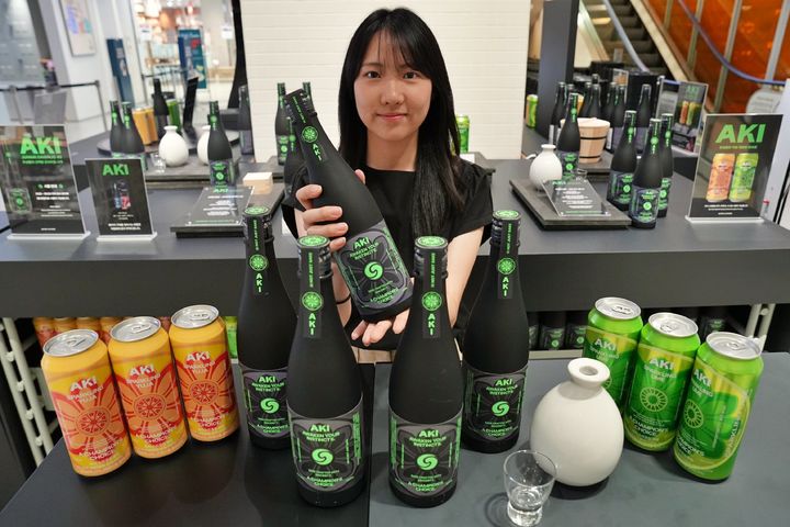 [서울=뉴시스] 롯데마트의 주류 전문매장 보틀벙커가 잠실점에서 추성훈 사케 'AKI(아키) 팝업스토어'를 운영한다고 26일 밝혔다. (사진=롯데마트 제공) *재판매 및 DB 금지