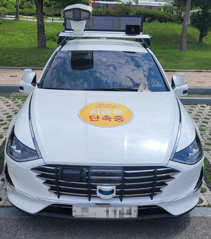 [홍성=뉴시스] 충남도가 25일부터 내포신도시 안 자율주행자동차 시범운행지구에서 운영하는 주정차 단속·방범 순찰 자율주행차 모습. (사진=충남도 제공) 2025.08.25. photo@newsis.com *재판매 및 DB 금지