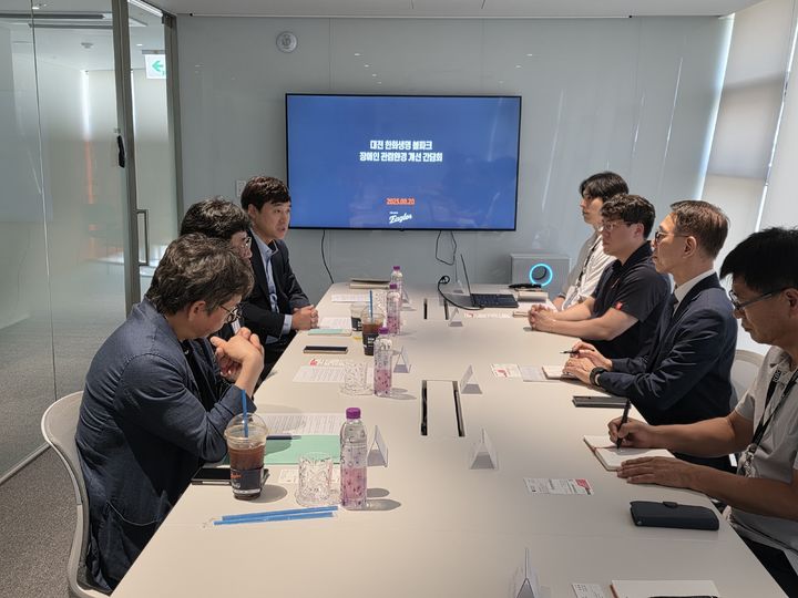 [대전=뉴시스]한화이글스 박종태 대표이사(사진 오른쪽 두번째)를 포함한 임직원과 대전장애인단체가 간담회를 갖고 있다. 2025. 08. 25 photo@newsis.com *재판매 및 DB 금지