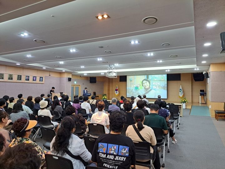 [광주=뉴시스] 22일 광주 남구청 대회의실에서 '세계양궁선수권대회 시민 서포터즈' 200명을 대상으로 진행한 기초질서 확립 홍보. (사진=남부경찰 제공) 2025.08.25. photo@newsis.com *재판매 및 DB 금지