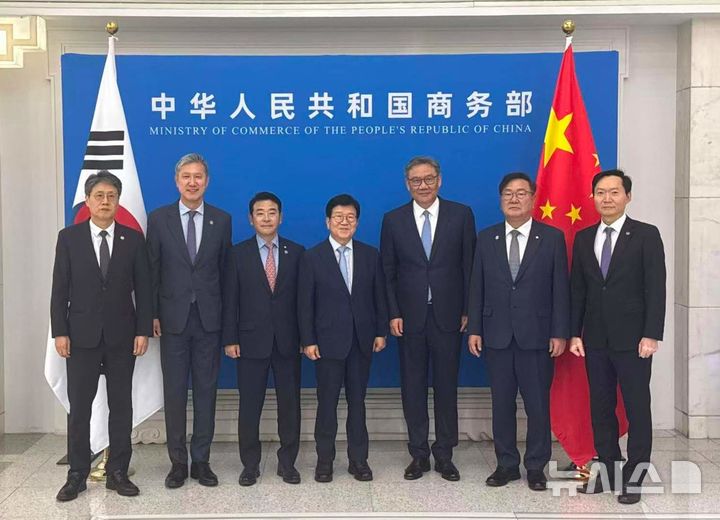 [베이징=뉴시스] 박병석 전 국회의장(왼쪽에서 네 번째)이 이끄는 특사단은 25일 오후 베이징 상무부 청사에서 왕원타오 중국 상무부장(오른쪽에서 세 번째)과 면담했다. 특사단이 이날 왕 부장과 기념촬영을 하고 있다.(사진=주중국대사관 제공) 2025.08.25 photo@newsis.com