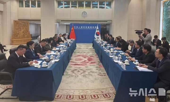 [베이징=뉴시스] 박병석 전 국회의장이 이끄는 특사단은 25일 오후 베이징 상무부 청사에서 왕원타오 중국 상무부장과 면담했다.(사진=주중국대사관 제공) 2025.08.25 photo@newsis.com