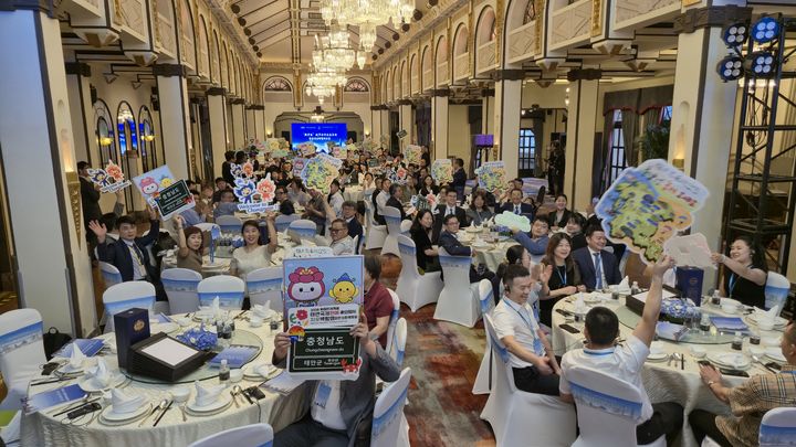 [홍성=뉴시스] 유효상 기자 = 충남도 주관, 충남연구원 주최로 25일 중국 상하이 허핑호텔에서 ‘한중연 산학 협력 포럼’이 열린 가운데 참석자들이 환호하며 단체사진을 찍고 있다. (사진=충남연구원 제공) 2025.08.25 photo@newsis.com *재판매 및 DB 금지