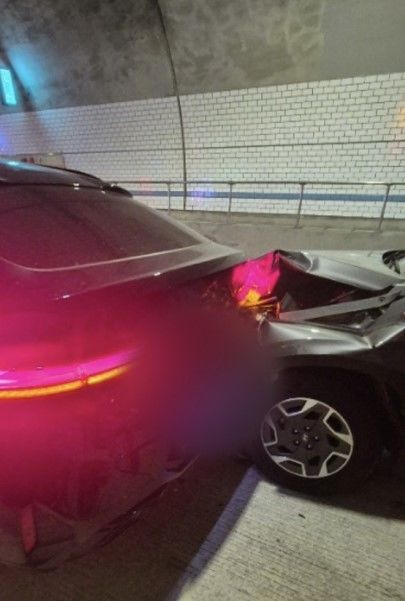 [부산=뉴시스] 부산 천마터널 내 추돌사고. (사진=부산경찰청 제공) 2025.08.25. photo@newsis.com&nbsp; *재판매 및 DB 금지