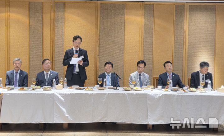 [베이징=뉴시스] 박정규 특파원 = 박병석 전 국회의장이 이끄는 이재명 대통령 특사단은 25일 오후 중국 베이징의 현지 기업인 및 교민단체 대표 등과 간담회를 갖고 한·중 관계 회복 등에 대해 의견을 교환했다. 2025.08.25 pjk76@newsis.com