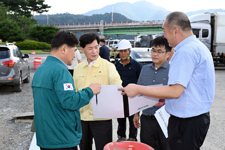 [밀양=뉴시스] 안병구 시장이 가곡동과 용평동을 연결하는 용평2교 접속도로 공사 현장을 방문해 진행 상황을 점검하고 있다. (사진=밀양시 제공) 2025.08.25. photo@newsis.com *재판매 및 DB 금지