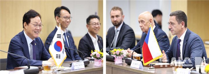 [창원=뉴시스]25일 경남도청 도정회의실에서 박완수 도지사(맨 왼쪽)가 도청을 방문한 체코 남모라비아주 얀 그롤리흐 주지사(맨 오른쪽)와 환담하고 있다.(사진=경남도 제공) 2025.08.25. photo@newsis.com