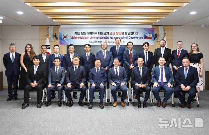 [창원=뉴시스]25일 경남도청 도정회의실에서 박완수 도지사(앞줄 왼쪽서 네 번째부터)와 체코 남모라비아주 얀 그롤리흐 주지사 등 대표단과 기념촬영하고 있다.(사진=경남도 제공) 2025.08.25. photo@newsis.com