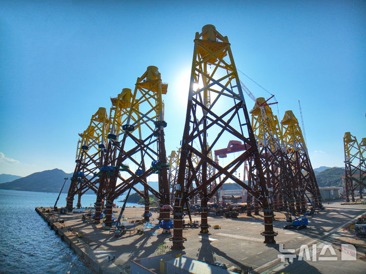 [고성(경남)=뉴시스] 신정철 기자= SK오션플랜트가 25일, 공시를 통해 대만 Century Wind Power사와 2832억 원 규모의 해상풍력 프로젝트 하부구조물 공급 계약을 체결했다고 밝혔다.사진은 SK오션플랜트가 제작한 세계 최대 규모 해상풍력 하부구조물 모습. 대만 하이롱(Hai-Long) 프로젝트에 공급된 이 구조물은 현재까지 대만 해상풍력단지에 설치된 하부구조물 가운데 역대 최대 규모를 자랑한다.(사진=뉴시스DB).2025.08.25. sin@newsis.com