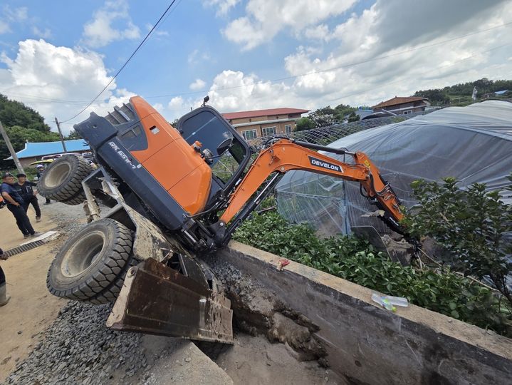 [부여=뉴시스] 25일 오전 10시56분께 충남 부여군 남면 삼룡리의 한 오수관 작업 현장에서 오수관 작업 중 굴삭기가 전도돼 50대 근로자가 바가지에 다리를 눌려 숨졌다. (사진=부여소방서 제공) 2025.08.25. photo@newsis.com *재판매 및 DB 금지