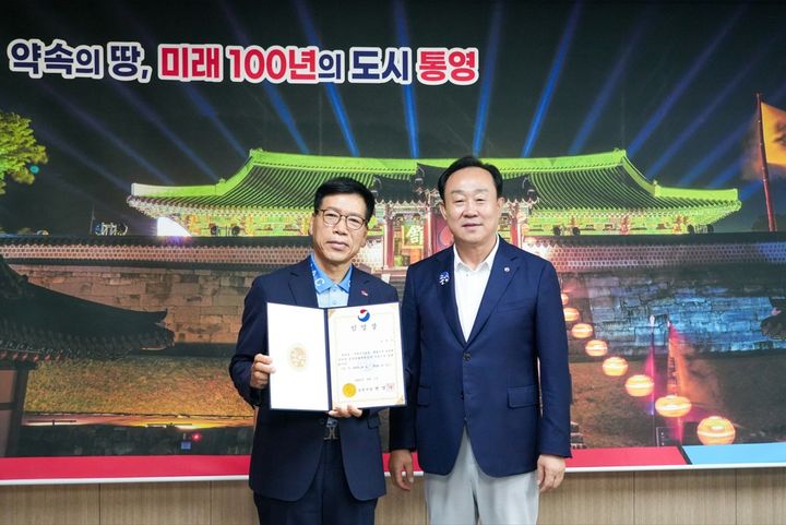 [통영=뉴시스] 신정철 기자= 통영관광개발공사 신임사장에 강석수 전 통영시의회 사무국장이 임명됐다.사진은 25일 통영시청 시장실에서 임명장 수여후 천영기 시장(사진, 오른쪽)과 강석수 신임 사장이 기념사진을 촬영하고 있다.(사진=통영시 제공).2025.08.25. photo@newsis.com *재판매 및 DB 금지