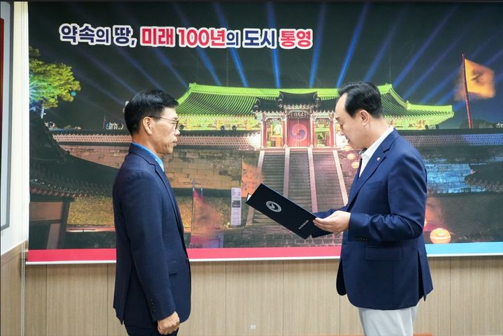 [통영=뉴시스] 신정철 기자= 통영관광개발공사 신임사장에 강석수 전 통영시의회 사무국장이 임명됐다.사진은 천영기 통영시장(사진, 오른쪽)이 25일 통영시청 시장실에서 강석수 신임 사장에게 임명장을 수여하고 있다.(사진=통영시 제공).2025.08.25. photo@newsis.com *재판매 및 DB 금지