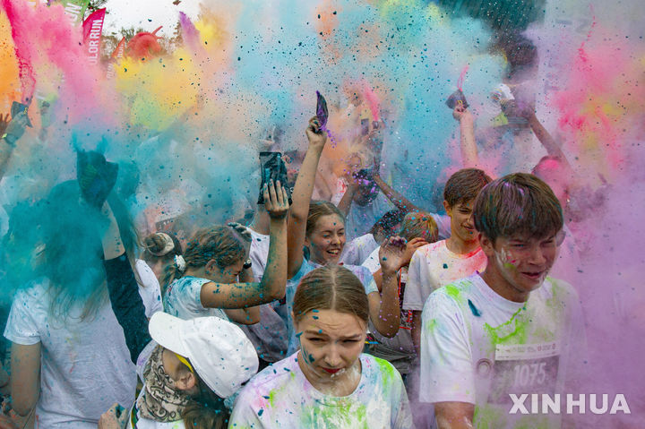 [유르말라=신화/뉴시스] 24일(현지 시간) 라트비아 유르말라에서 열린 '색채 달리기'(컬러런)에 참여한 사람들이 색가루를 맞으며 달리고 있다. 참가자들은 5㎞ 코스를 달리면서 색색의 가루와 거품이 쏟아지는 지점을 지나 다양한 색으로 물들게 된다. 2025.08.25.