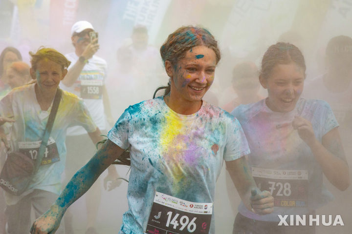 [유르말라=신화/뉴시스] 24일(현지 시간) 라트비아 유르말라에서 열린 '색채 달리기'(컬러런) 참가자들이 색가루를 맞으며 즐겁게 달리고 있다. 참가자들은 5㎞ 코스를 달리면서 색색의 가루와 거품이 쏟아지는 지점을 지나 다양한 색으로 물들게 된다. 2025.08.25.