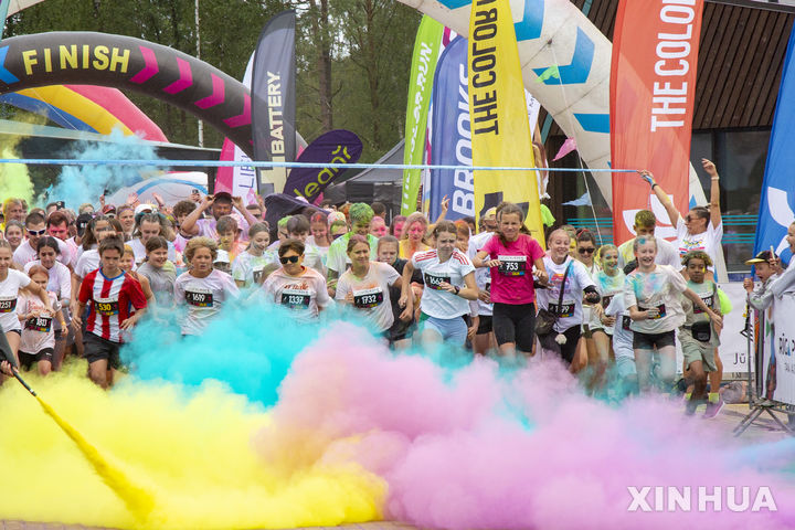 [유르말라=신화/뉴시스] 24일(현지 시간) 라트비아 유르말라에서 '색채 달리기'(컬러런)가 열려 참가자들이 즐겁게 출발하고 있다. 참가자들은 5㎞ 코스를 달리면서 색색의 가루와 거품이 쏟아지는 지점을 지나 다양한 색으로 물들게 된다. 2025.08.25.