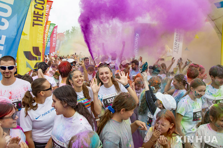 [유르말라=신화/뉴시스] 24일(현지 시간) 라트비아 유르말라에서 열린 '색채 달리기'(컬러런)에 참여한 참가자들이 색가루를 맞으며 달리고 있다. 참가자들은 5㎞ 코스를 달리면서 색색의 가루와 거품이 쏟아지는 지점을 지나 다양한 색으로 물들게 된다. 2025.08.25.