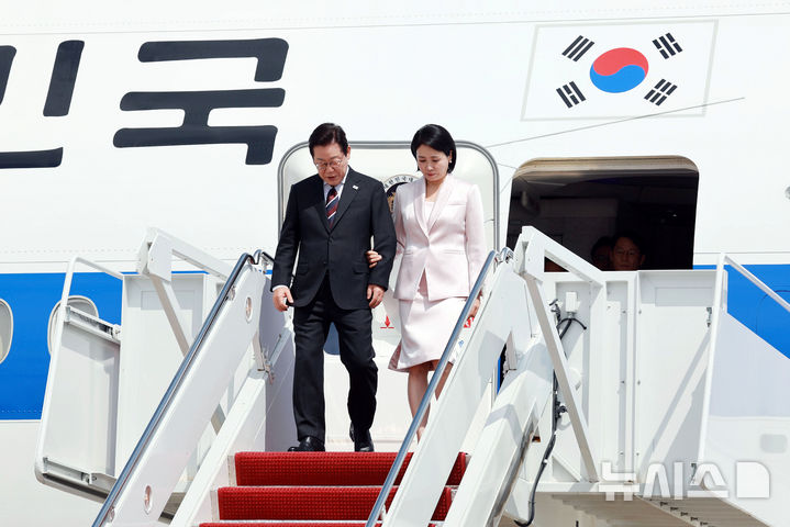 [워싱턴=뉴시스] 고범준 기자 = 한미 정상회담을 위해 미국을 방문한 이재명 대통령과 김혜경 여사가 24일(현지 시간) 워싱턴DC 앤드루스 공군기지에 도착해 공군 1호기에서 내리고 있다. 2025.08.25. bjko@newsis.com