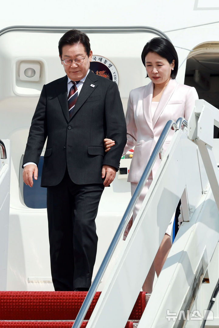 [워싱턴=뉴시스] 고범준 기자 = 한미 정상회담을 위해 미국을 방문한 이재명 대통령과 김혜경 여사가 24일(현지 시간) 워싱턴DC 앤드루스 공군기지에 도착해 공군 1호기에서 내리고 있다. 2025.08.25. bjko@newsis.com