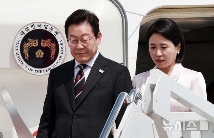 [워싱턴=뉴시스] 고범준 기자 = 한미 정상회담을 위해 미국을 방문한 이재명 대통령과 김혜경 여사가 24일(현지 시간) 워싱턴DC 앤드루스 공군기지에 도착해 공군 1호기에서 내리고 있다. 2025.08.25. bjko@newsis.com