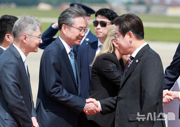 [워싱턴=뉴시스] 고범준 기자 = 한미 정상회담을 위해 미국을 방문한 이재명 대통령이 24일(현지 시간) 워싱턴DC 앤드루스 공군기지에 도착해 조현 외교부 장관과 악수하고 있다. 2025.08.25. bjko@newsis.com
