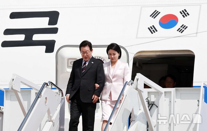 [워싱턴=뉴시스] 고범준 기자 = 한미 정상회담을 위해 미국을 방문한 이재명 대통령과 김혜경 여사가 24일(현지 시간) 워싱턴DC 앤드루스 공군기지에 도착해 공군 1호기에서 내리고 있다. 2025.08.25. bjko@newsis.com