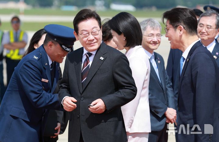 [워싱턴=뉴시스] 고범준 기자 = 한미 정상회담을 위해 미국을 방문한 이재명 대통령이 24일(현지 시간) 워싱턴DC 앤드루스 공군기지에 도착해 조슈아 킴 대령으로부터 작은 선물을 받고 이동하고 있다. 2025.08.25. bjko@newsis.com